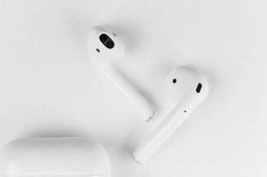 Beyaz kablosuz kulaklıklar arka planda. makro