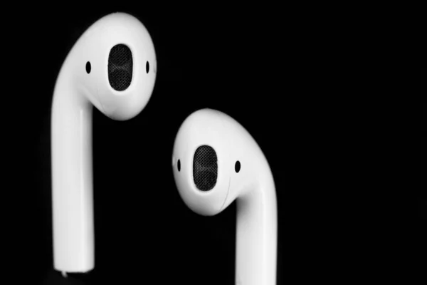 エアポッドだ ワイヤレス充電ケース付き 黒を背景にした新しいAirpods 2019 エアポッドだ マクロ — ストック写真