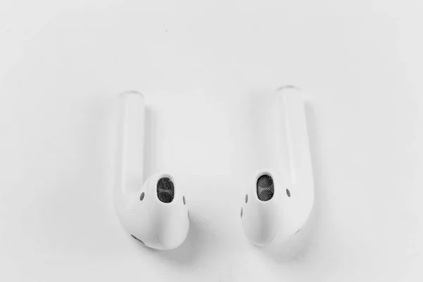 Auriculares Inalámbricos Blancos Sobre Fondo Blanco —  Fotos de Stock