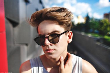 Hipster adam gözlüğünü çıkarıyor, Amerikalı havalı modern adam hafta sonunu aktif olarak geçiriyor..