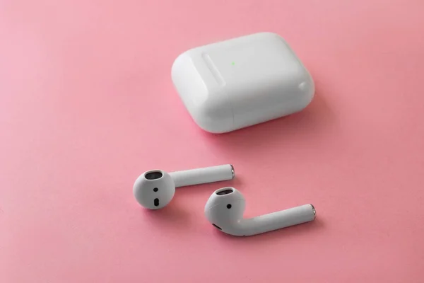 粉色背景的白色耳机 女性耳机 — 图库照片