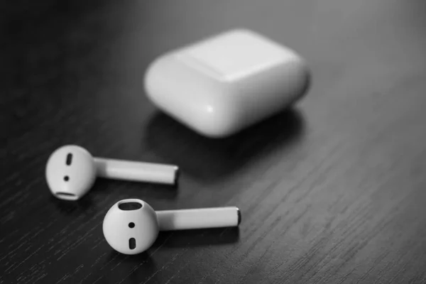 Auriculares Blancos Una Mesa Negra —  Fotos de Stock