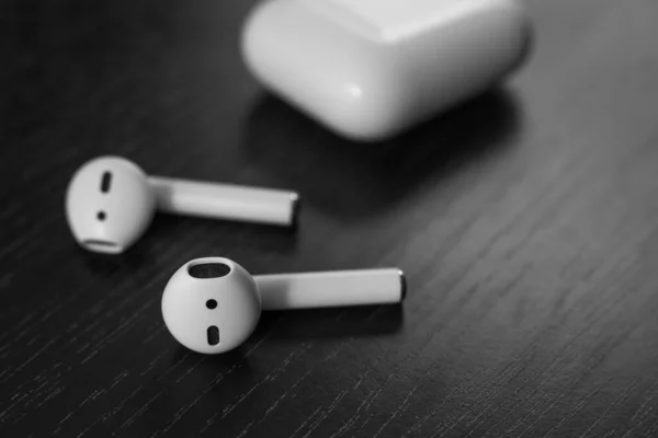 White Headphones Black Table — Stock Photo, Image