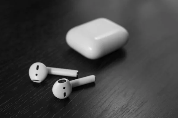 White Headphones Black Table — Stock Photo, Image