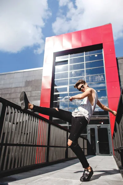 Modaya uygun yaz kıyafetleri içinde şık, yakışıklı bir hippi. Amerikalı havalı modern adam hafta sonunu aktif olarak geçiriyor..