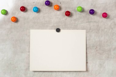 Grafik tasarımcıları sunumları, portföy vb. için şablon olarak gri kağıt arkaplan üzerinde izole edilmiş yumuşak gölgeli boş polaroid fotoğraf çerçevesi. Çocuklar. manyetik tahta.