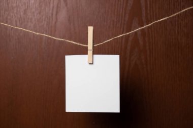 Polaroid çerçeve. Ahşap arka planda asılı olan eski fotoğraf çerçeveleri. Gerçek fotoğraf. bir çerçeve.