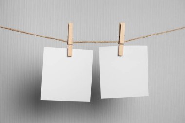 Polaroid çerçeve. Beyaz arkaplanda izole edilmiş ipte asılı duran eski fotoğraf çerçeveleri. Gerçek fotoğraf. dört çerçeve.