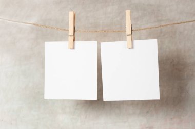 Polaroid çerçeve. Gri arkaplanda asılı olan eski fotoğraf çerçeveleri. gerçek fotoğraf.