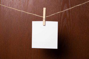 Polaroid çerçeve. Ahşap arka planda asılı olan eski fotoğraf çerçeveleri. Gerçek fotoğraf. İki kare..