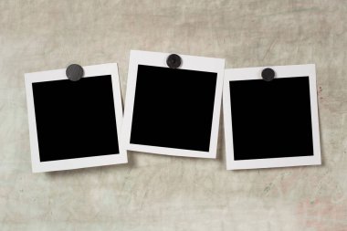 Gri kağıda izole edilmiş yumuşak gölgeli boş polaroid fotoğraf çerçevesi ve mıknatıs bandı grafik tasarımcıları sunumları, portföyleri vs. için şablon olarak. Çocuklar. manyetik tahta.