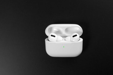 Hava Modülleri Pro. Kablosuz şarj davasıyla. Siyah arka planda New Airpods taraftarı. Hava podları Pro. Boşluğu kopyala.