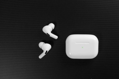 Hava Modülleri Pro. Kablosuz şarj davasıyla. Siyah arka planda New Airpods taraftarı. Hava podları Pro. Boşluğu kopyala.