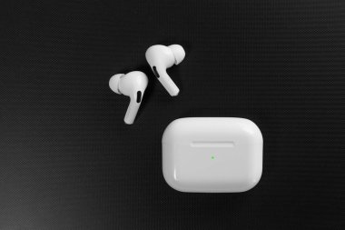 Hava Modülleri Pro. Kablosuz şarj davasıyla. Siyah arka planda New Airpods taraftarı. Hava podları Pro. Boşluğu kopyala.