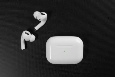 Hava Modülleri Pro. Kablosuz şarj davasıyla. Siyah arka planda New Airpods taraftarı. Hava podları Pro. Boşluğu kopyala.