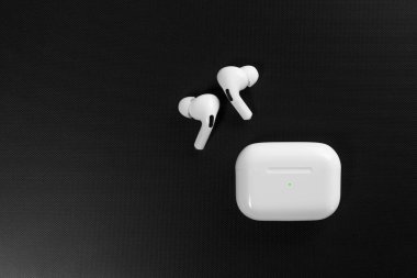 Hava Modülleri Pro. Kablosuz şarj davasıyla. Siyah arka planda New Airpods taraftarı. Hava podları Pro. Boşluğu kopyala.
