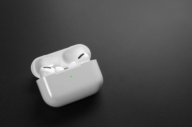 Hava Modülleri Pro. Kablosuz şarj davasıyla. Siyah arka planda New Airpods taraftarı. Hava podları Pro. Boşluğu kopyala.
