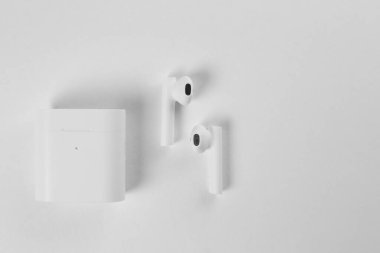 PRO 2 havayolları. XIAOMI HAVA 2 Gerçek Kablosuz Kulaklık (AIRDOTS PRO 2). Beyaz arka plan. Hava noktaları. Boşluğu kopyala. Beyaz kablosuz kulaklıklar beyaz çevre arkaplanında.