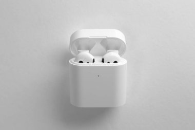 PRO 2 havayolları. XIAOMI HAVA 2 Gerçek Kablosuz Kulaklık (AIRDOTS PRO 2). Beyaz arka plan. Hava noktaları. Boşluğu kopyala. Beyaz kablosuz kulaklıklar beyaz çevre arkaplanında.