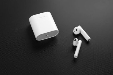 PRO 2 havayolları. XIAOMI HAVA 2 Gerçek Kablosuz Kulaklık (AIRDOTS PRO 2). Siyah arka plan. Hava noktaları.