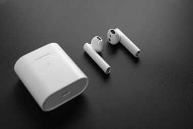 PRO 2 havayolları. XIAOMI HAVA 2 Gerçek Kablosuz Kulaklık (AIRDOTS PRO 2). Siyah arka plan. Hava noktaları.