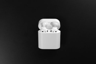 PRO 2 havayolları. XIAOMI HAVA 2 Gerçek Kablosuz Kulaklık (AIRDOTS PRO 2). Siyah arka plan. Hava noktaları.