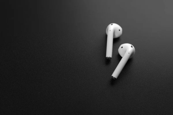 Αερόσακοι Θήκη Ασύρματης Φόρτισης Νέα Airpods 2019 Μαύρο Φόντο Αεροθάλαμοι — Φωτογραφία Αρχείου