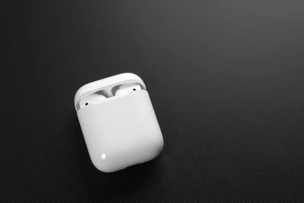 Воздушные Стручки Делу Беспроводной Зарядке Новые Airpods 2019 Черном Фоне — стоковое фото