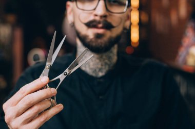 Saç kesmek için makasıyla berber yakın plan kuaförü..