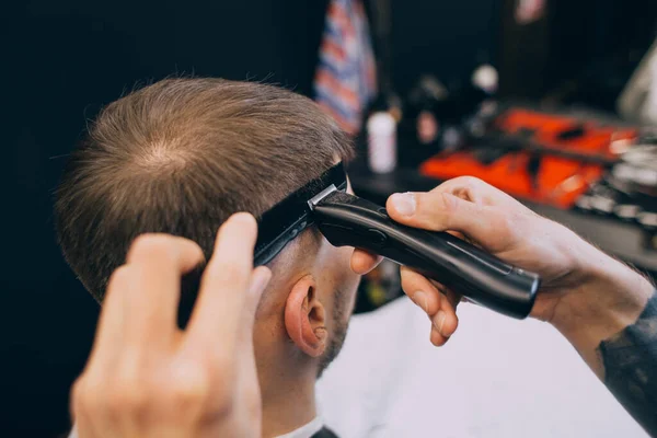 Barbershop Gros Plan Coiffeur Tient Clipper Cheveux Clip — Photo