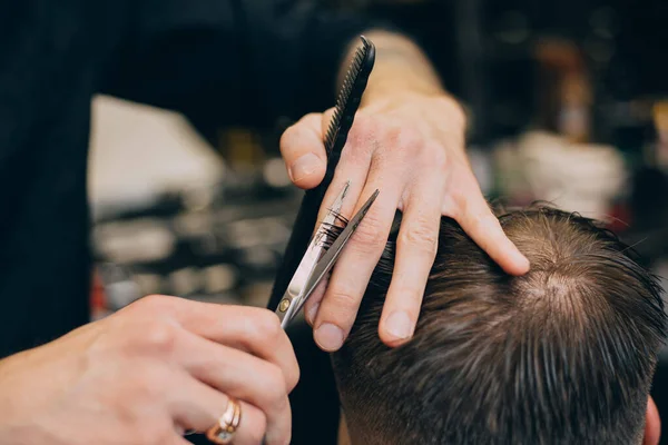 Jovem Hipster Com Barba Saudável Cortando Cabelo Uma Barbearia Trabalho — Fotografia de Stock