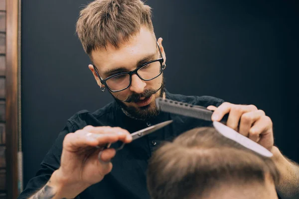 Widok Tyłu Zdjęcie Przystojnego Fryzjera Obcinającego Włosy Męskiemu Klientowi Fryzjer — Zdjęcie stockowe