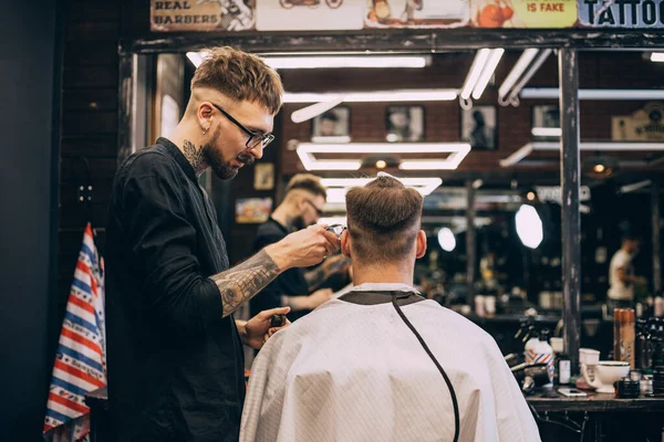 Vue Arrière Prise Beau Coiffeur Coupant Les Cheveux Client Masculin — Photo