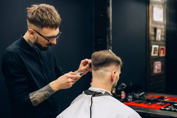 Vue Arrière Prise Beau Coiffeur Coupant Les Cheveux Client Masculin — Photo