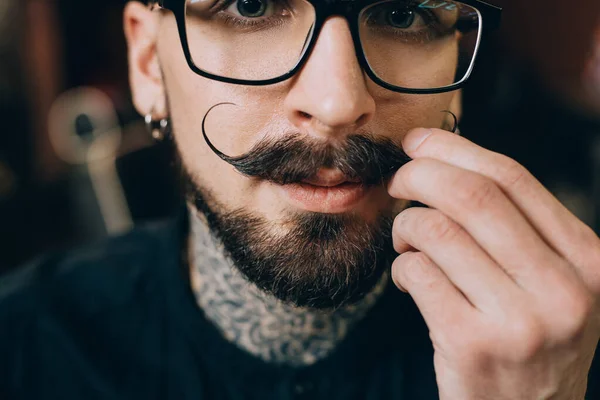 Välvårdad Hipster Frisersalong Skönhetsindustrin Ansiktshårvård Gammal Man Skäggig Hipster Med — Stockfoto