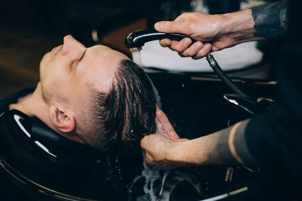 Visão Perfil Homem Barbudo Recebendo Seu Cabelo Lavado Sua Cabeça — Fotografia de Stock