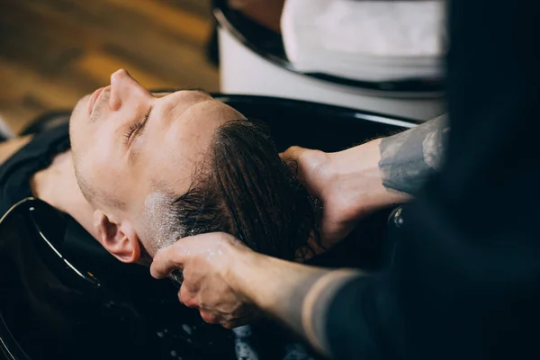 Προφίλ Άποψη Του Γενειοφόρου Άνδρα Πάρει Μαλλιά Του Πλένονται Και — Φωτογραφία Αρχείου