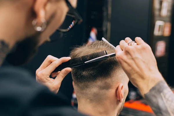 Barbershop Gros Plan Coiffeur Tient Clipper Cheveux Clip — Photo