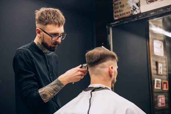 Fazer Corte Cabelo Parecer Perfeito Homem Barbudo Jovem Recebendo Corte — Fotografia de Stock