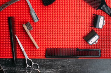 Sakallı berber dükkanının üst manzarasını kesmek için aletler. Boşluğu kopyala