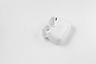 Hava kapsülleri uzmanı. Kablosuz şarj davasıyla. Beyaz arka planda New Airpods taraftarı. Hava kapsülü. Boşluğu kopyala.