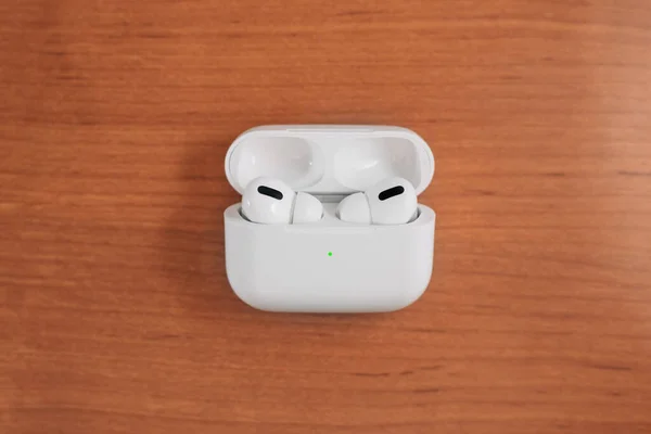 Air Pods Pro Делу Беспроводной Зарядке Новые Airpods Pro Деревянном — стоковое фото