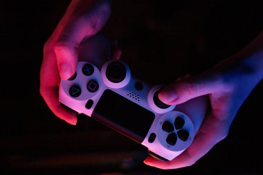 Neon ışıklardaki konsoldan joystick