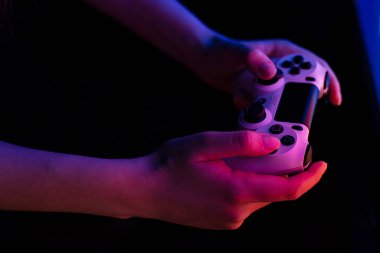 Neon ışıklardaki konsoldan joystick