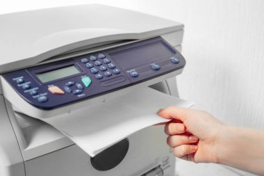 Yazıcı panelindeki el düğmesine bas. Yazıcı tarayıcı lazer ofis fotokopi makinesi malzemeleri başlatılıyor 