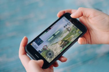 Aziz PETERSBURG, Rusya - 27 Mayıs 2020: ellerinde siyah iPhone. Ekranda World of Tanks oynanıyor. World of Tanks Blitz. oyun wot blitz