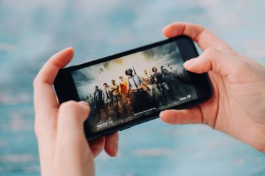 SAINT PETERSBURG, RUSSIA - 27 MAYIS 2020: PUBG FPS oyunu ile akıllı telefon tutan eller