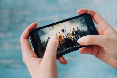 SAINT PETERSBURG, RUSSIA - 27 MAYIS 2020: PUBG FPS oyunu ile akıllı telefon tutan eller