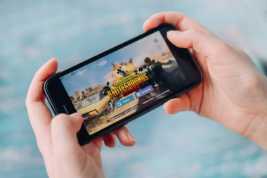 SAINT PETERSBURG, RUSSIA - 27 MAYIS 2020: PUBG FPS oyunu ile akıllı telefon tutan eller