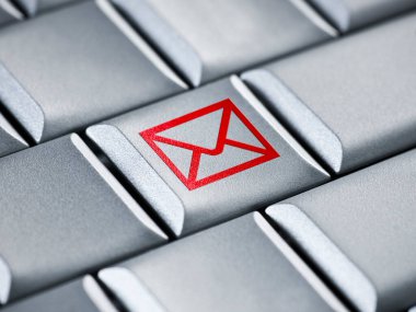 Dizüstü bilgisayarın anahtarındaki e- posta konsepti